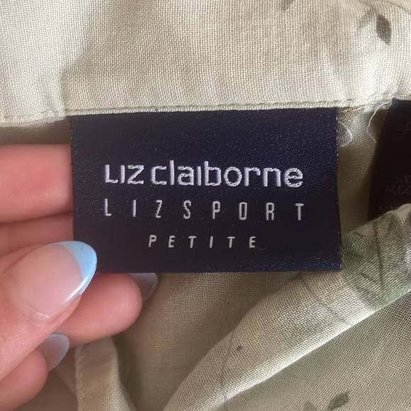 LIZ CLAIBORNE Petite Green Floral Button Up - Picture 2 of 3